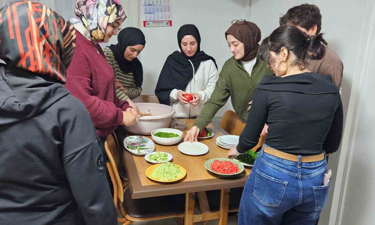 Ayrıntılar Netleşti: Eskişehir Cumhuriyet Yurdu'nda öğrenciler paketli gıda yerine kısır yaptı ve Merak Edilen