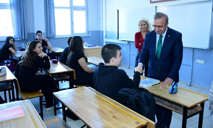 Ayrıntılar Netleşti: Eskişehir İl Milli Eğitim Müdürü Aydın, meslek lisesinde öğrencilerle sohbet etti ve Mera