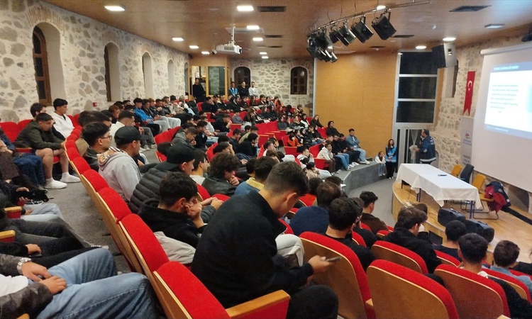 Ayrıntılar Netleşti: Eskişehir'de polis 500 öğrenci ve 65 kişiye uyuşturucu eğitimi verdi: Gelişmeler Takip Ed