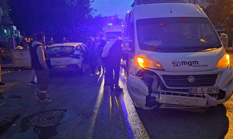 Ayrıntılar Netleşti: Eskişehir'de servis minibüsü ile otomobil çarpıştı, otomobildekiler hafif yaralandı ve Me
