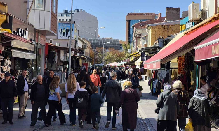 Ayrıntılar Netleşti: Eskişehir'de sıcak havayı fırsat bilenler Hamam Yolu Caddesi'nde yoğunluk oluşturdu