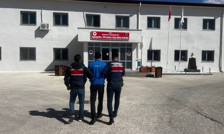 Ayrıntılar Netleşti: Eskişehir'de silahla yağma suçundan aranan şahıs 47 yıl 1 ay 10 gün hapisle yakalandı - S