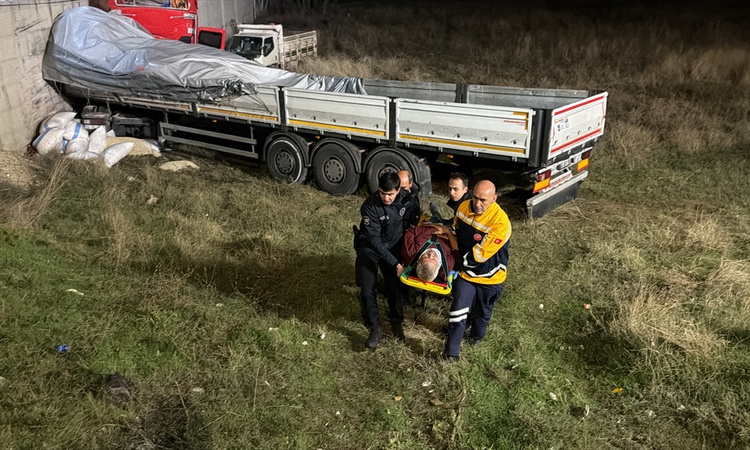 Ayrıntılar Netleşti: Eskişehir'de tır tarlaya girip duvara çarptı, 2 yaralıdan sürücü kabinde sıkıştı | İşte T