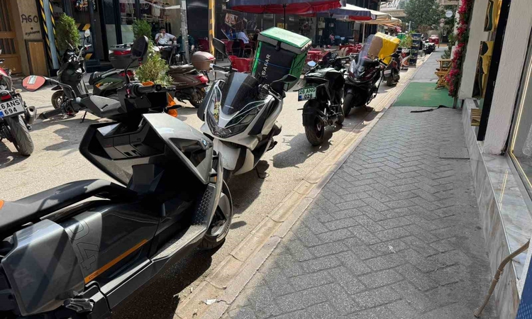 Ayrıntılar Netleşti: Eskişehir'de trafiğe kapalı sokağa kurye motosikletleri park edince tepki çekiyor - Son D