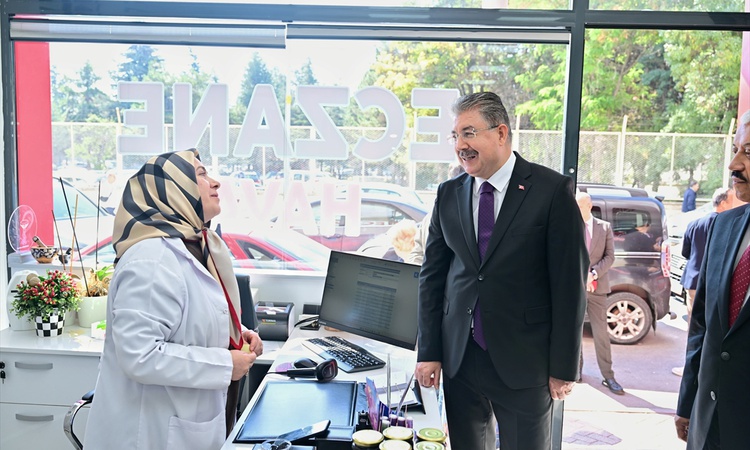 Ayrıntılar Netleşti: Eskişehir Valisi Yılmaz, Dünya Eczacılar Günü'nde pazar esnafı ve eczacılarla buluştu | İ