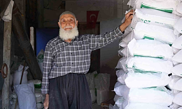 Ayrıntılar Netleşti: Gaziantep Oğuzeli'nde 84 yaşındaki Bekir İslamcan, 70 yıldır tuz öğütüyor: Gelişmeler Tak