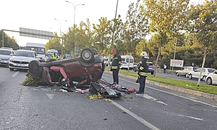 Ayrıntılar Netleşti: Gaziantep'te ağaca çarpan otomobil ters döndü, 3 kişi yaralandı