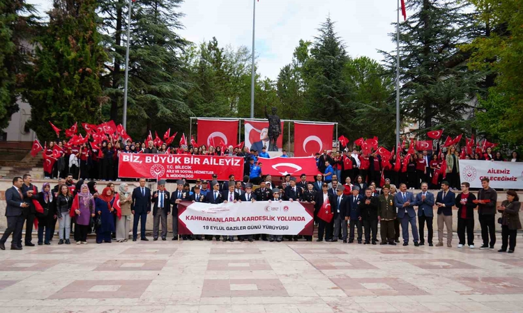 Ayrıntılar Netleşti: Gaziler ve gençler ellerindeki Türk bayraklarıyla omuz omuza yürüdü - Son Dakika Bilgiler