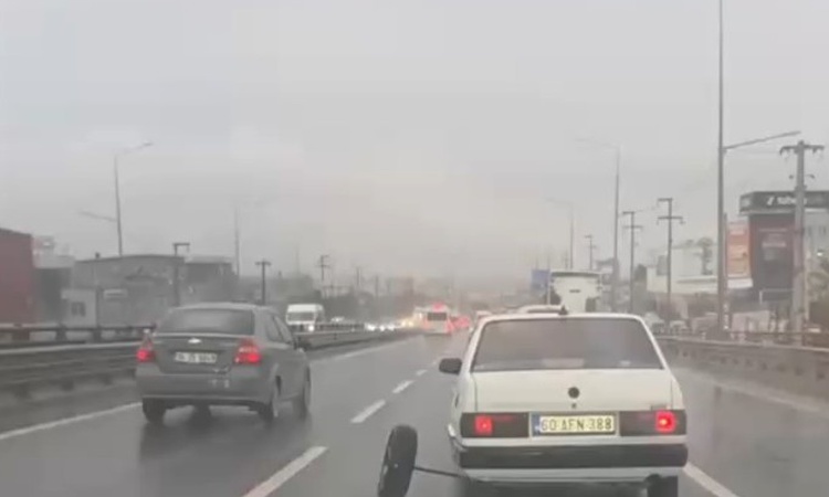 Ayrıntılar Netleşti: Gebze'de D-100'de otomobilin aks demiri kırıldı, tekerlek yerinden ayrıldı - Son Dakika B