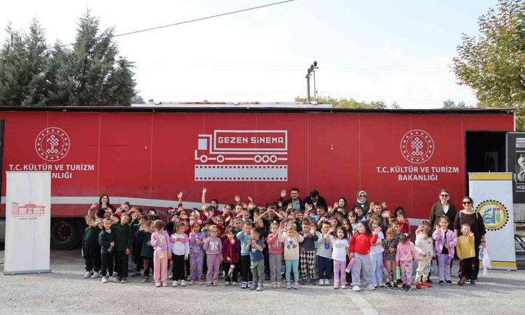 Ayrıntılar Netleşti: Gezen Sinema Tırı, Düzce Yığılca'da köy okulu öğrencilerini sinemayla buluşturdu