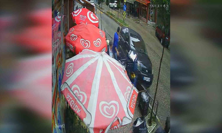 Ayrıntılar Netleşti: Giresun'da kontrolden çıkan otomobil bariyerlere çarptı, 3 yaya yaralandı