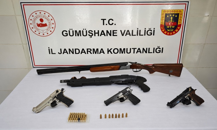 Ayrıntılar Netleşti: Gümüşhane Şiran'da jandarma operasyonunda silah ve kaçak alkol ele geçirildi