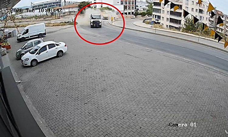 Ayrıntılar Netleşti: Hafriyat kamyonu karşı yöne geçip kamyon ile istinat duvarına çarptı; kaza kamerada - Son