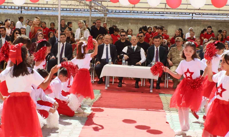 Ayrıntılar Netleşti: Hakkari’de İlköğretim Haftası coşkuyla kutlandı