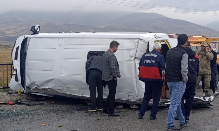 Ayrıntılar Netleşti: Hakkari Yüksekova'da okul servisi kaygan yolda devrildi, 10 öğrenci yaralandı | İşte Tüm