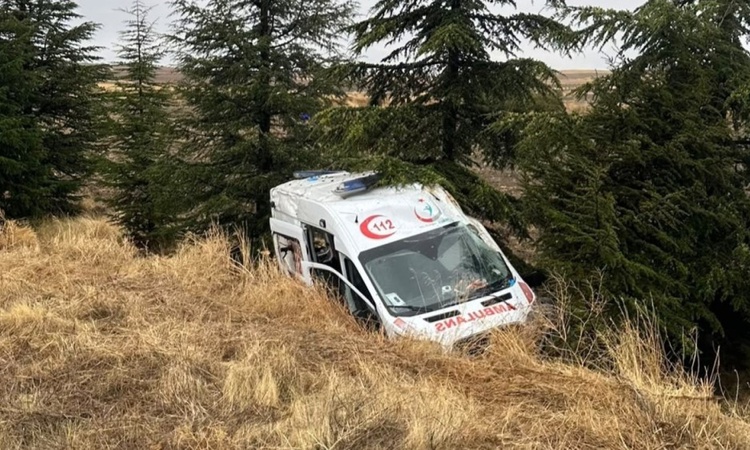 Ayrıntılar Netleşti: Han'dan Eskişehir'e hasta taşıyan ambulans kaza geçirdi, 3 yaralıdan 1'i ağır ve Merak Ed