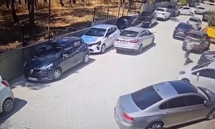 Ayrıntılar Netleşti: Hatay Kırıkhan'da el freni çekilmemiş otomobili güvenlik görevlileri koşarak durdurdu: Ge