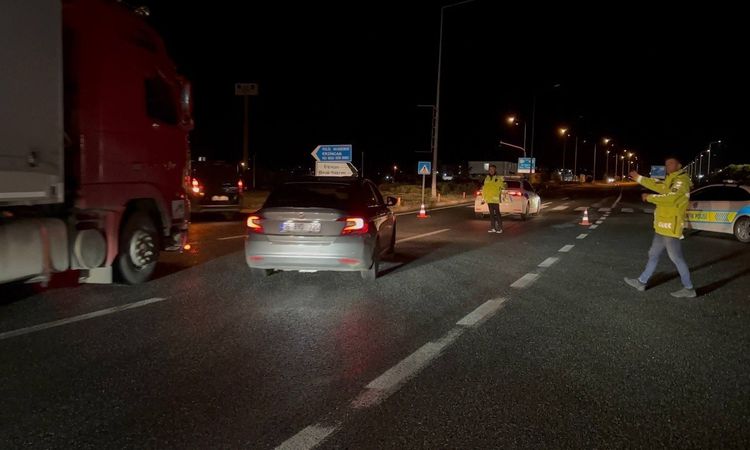 Ayrıntılar Netleşti: Heyelandan kapanan Erzincan-Sivas kara yolu yeniden ulaşıma açıldı: Gelişmeler Takip Edil