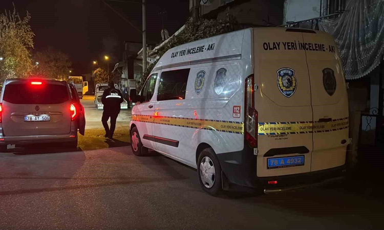 Ayrıntılar Netleşti: İddiaya göre Karabük'te 38 yaşındaki adamı kız arkadaşı iki bıçakla ağır yaraladı: Gelişm