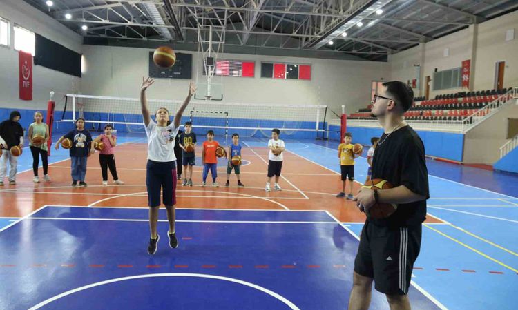 Ayrıntılar Netleşti: İşitme Engelli Antrenörden Çocuklara Basketbol Dersi