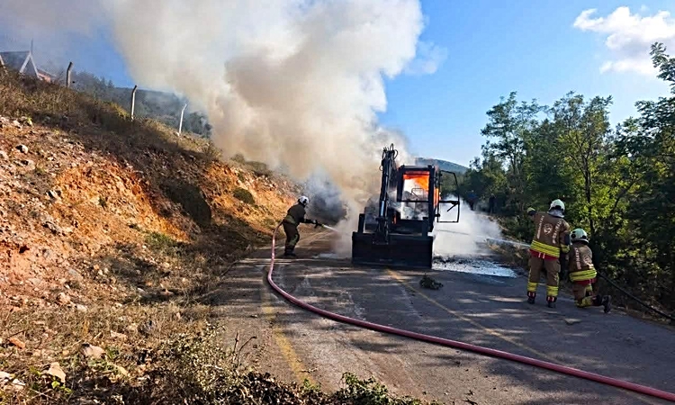 Ayrıntılar Netleşti: İskenderun'da seyir halindeki iş makinesi yandı, can kaybı ve yaralanma yok - Son Dakika