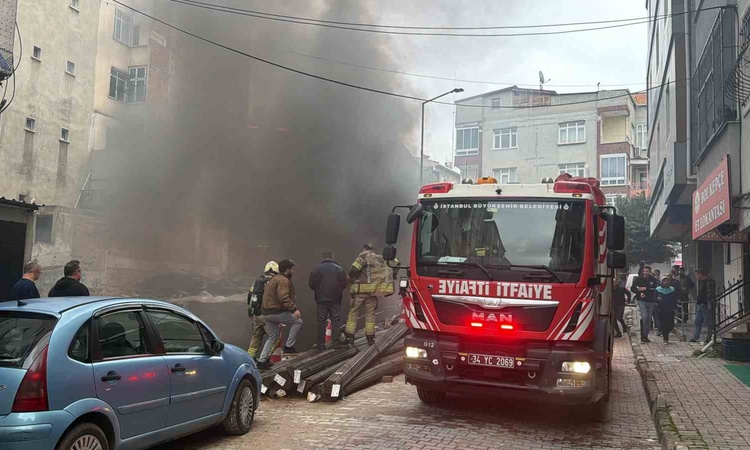Ayrıntılar Netleşti: İstanbul Bahçelievler'de inşaat temelinde yangın çıktı, duman kilometrelerce görüldü | İş