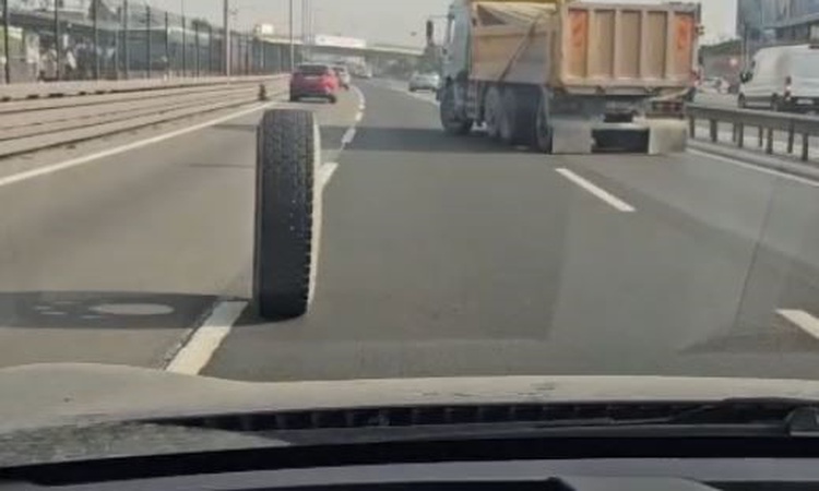 Ayrıntılar Netleşti: İstanbul E-5 Topkapı'da kamyonun iki tekerleği yerinden çıktı, anlar kameraya yansıdı ve