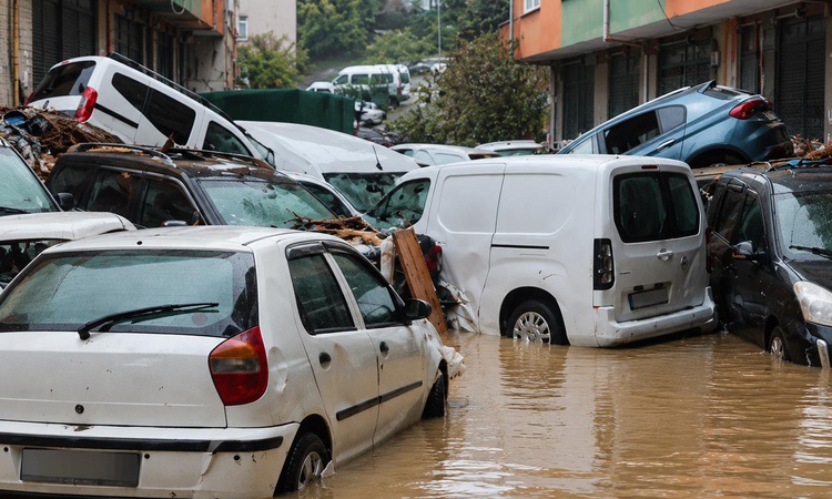 Ayrıntılar Netleşti: İstanbul'da felaketin fotoğrafı! Araçlar üst üste yığıldı - Son Dakika Bilgileri