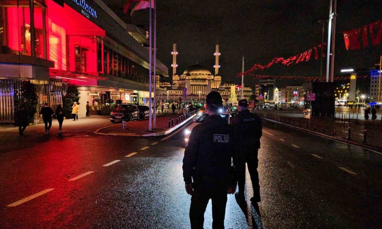 Ayrıntılar Netleşti: İstanbul'da 'Huzur İstanbul' denetiminde Taksim'de GBT ve araç kontrolü yapıldı | İşte Tü