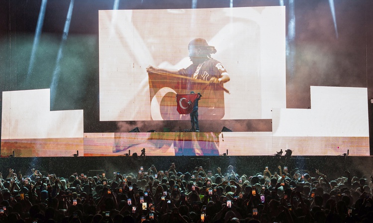 Ayrıntılar Netleşti: İstanbul'da sağanak altında konser veren Metro Boomin, sahnede Türk bayrağı açtı: Gelişme