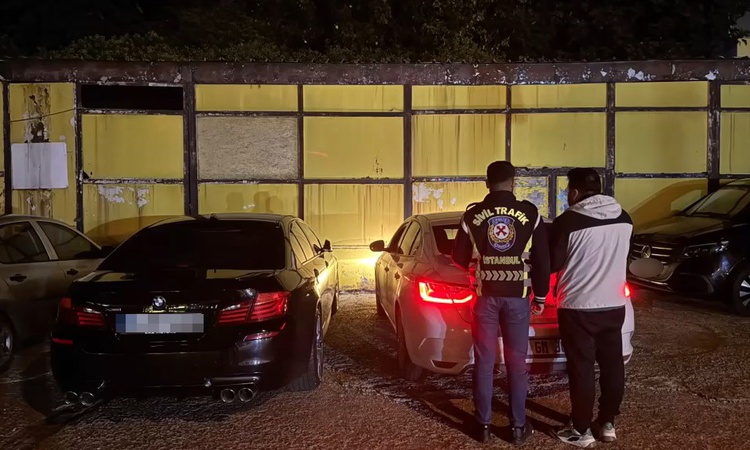 Ayrıntılar Netleşti: İstanbul Üsküdar'da araç yumruklayan şüpheliye 180 bin TL idari para cezası kesildi: Geli