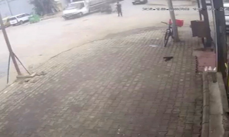 Ayrıntılar Netleşti: İzmir Bornova'da motosiklet kamyonetin altına girdi, sürücü sıyrıklarla kurtuldu | İşte T