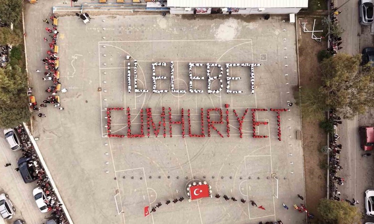Ayrıntılar Netleşti: İzmir Buca'da Dirayet Süren İlkokulu Cumhuriyet'in 103. yılını 400 öğrenciyle kutladı ve