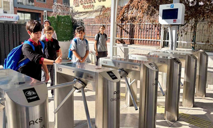 Ayrıntılar Netleşti: İzmir Karşıyaka'da bir ortaokula kameralı turnike kuruldu, veliler anlık izliyor | İşte T