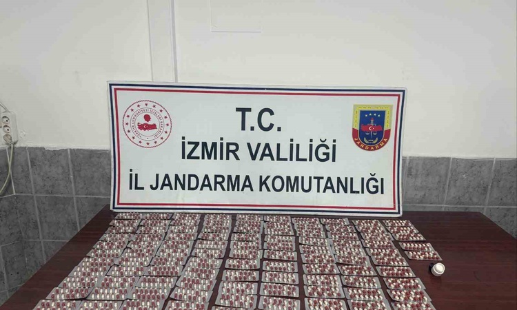 Ayrıntılar Netleşti: İzmir Kınık'ta araçta bin 456 uyuşturucu hap ele geçirildi, 3 kişi yakalanarak gözaltına