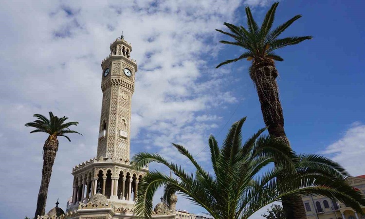 Ayrıntılar Netleşti: İzmir Saat Kulesi 125 yıldır Konak Meydanı'nda turistlerin ilk durağı oluyor ve Merak Edi