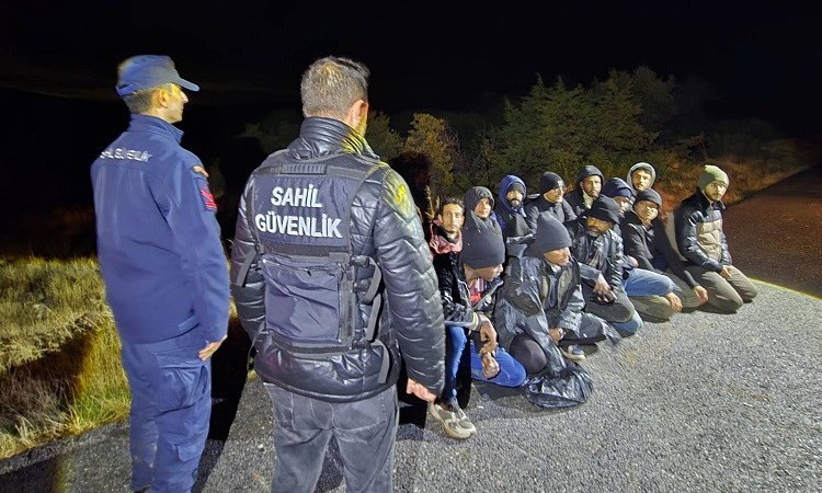 Ayrıntılar Netleşti: İzmir Urla'da Sahil Güvenlik, kara üzerinde 50 düzensiz göçmeni yakaladı - Son Dakika Bil