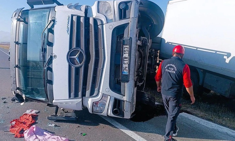 Ayrıntılar Netleşti: Iğdır'da eşeğe çarpmamak için manevra yapan sürücünün kamyonu devrildi, 2 yaralı: Gelişme
