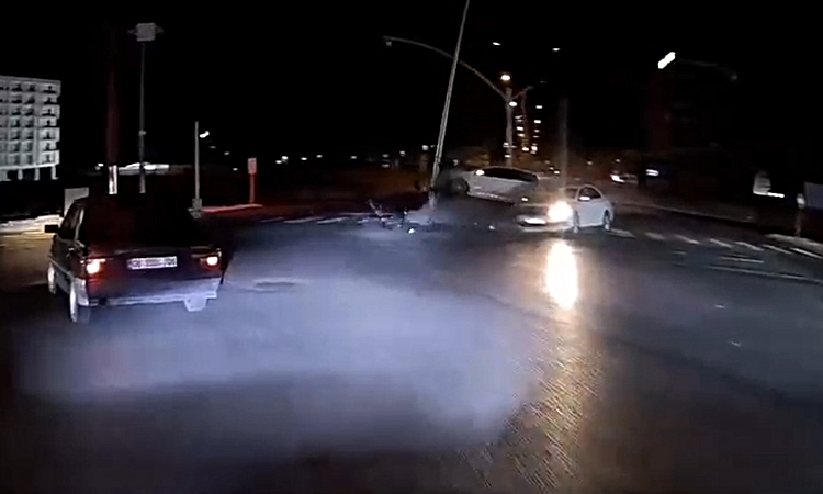 Ayrıntılar Netleşti: 'Işık ihlali' kazası kamerada; 3 yaralı