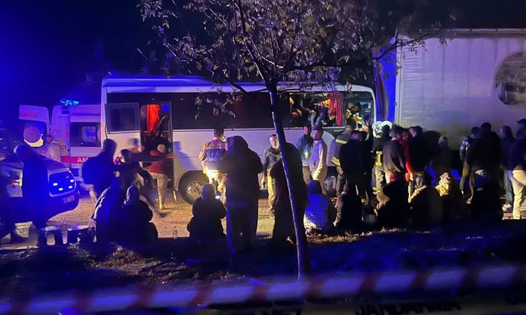 Ayrıntılar Netleşti: Isparta Keçiborlu'da midibüs TIR'a arkadan çarptı, 17 tarım işçisi yaralandı | İşte Tüm A