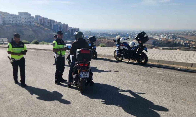 Ayrıntılar Netleşti: Jandarma ekipleri motosiklet ve okul servislerine yönelik denetimlerini artırdı ve Merak
