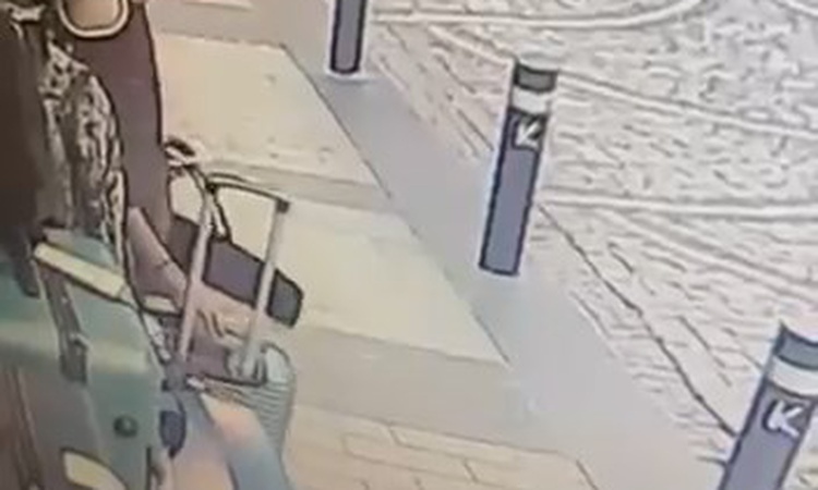 Ayrıntılar Netleşti: Kadıköy'de mağaza önünden valiz alan kadın güvenlik kamerasınca görüntülendi | İşte Tüm A