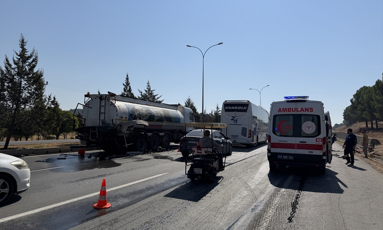 Ayrıntılar Netleşti: Kahramanmaraş'ta kamyona çarpan otomobildeki 1 kişi öldü, 2 kişi yaralandı - Son Dakika B