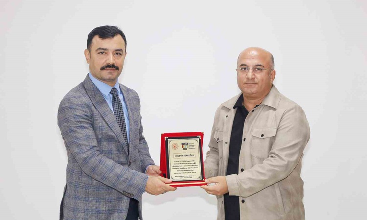 Ayrıntılar Netleşti: Kahta Kaymakamı Soysal, İHA muhabiri Türkoğlu'na KAHTAFEST 2026 plaketi verdi - Son Dakik