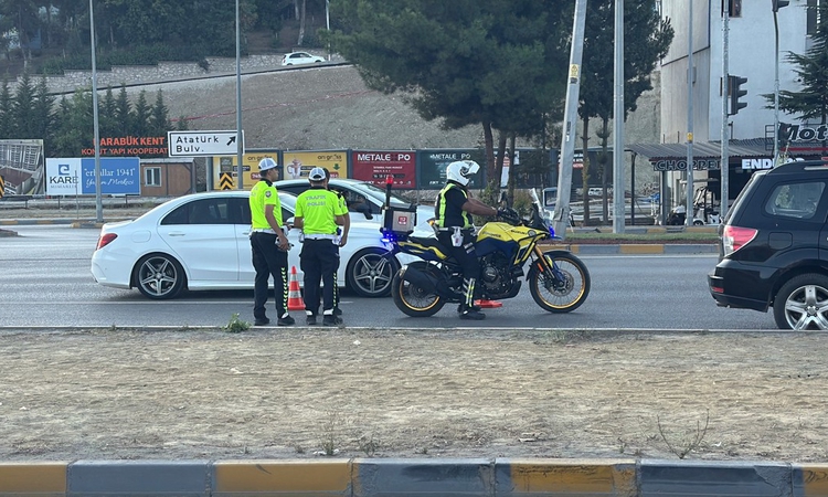 Ayrıntılar Netleşti: Karabük’te otomobilin çarptığı yaya ağır yaralandı; kaza anı kamerada | İşte Tüm Ayrıntıl