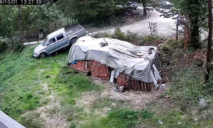 Ayrıntılar Netleşti: Karabük Yenice'de kamyonet otomobile çarpıp bahçeye uçtu, 3 kadın ölümden döndü | İşte Tü
