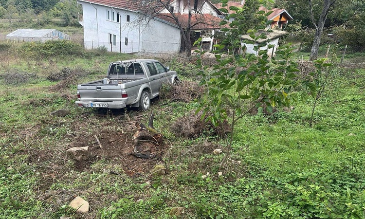 Ayrıntılar Netleşti: Karabük Yenice'de pikap otomobile çarpıp evin bahçesine girdi, 2 kişi yaralandı ve Merak
