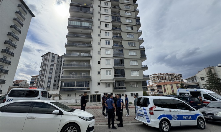Ayrıntılar Netleşti: Karaman'da evlerinde ölü bulunan karı kocanın apartmanı tedbir amaçlı boşaltıldı: Gelişme