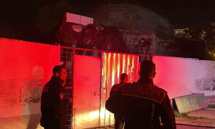 Ayrıntılar Netleşti: Karaman'da Süleyman Bey Hamamı'nın bahçesindeki yangın itfaiye ekiplerince söndürüldü ve