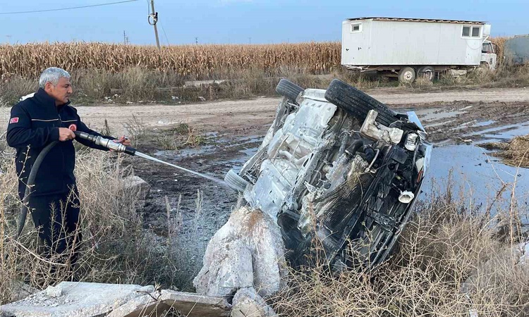 Ayrıntılar Netleşti: Karaman'da trafik levhasına çarpıp takla atan otomobil alev aldı, 1 kişi yaralandı - Son